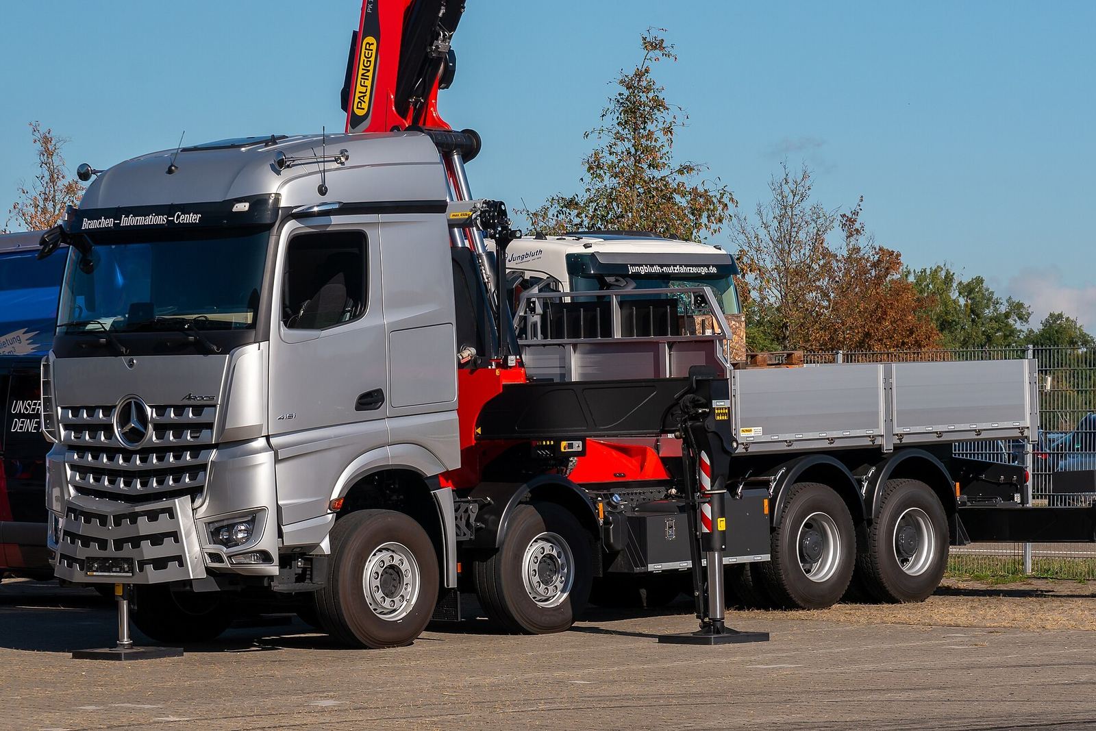 Modern kranbil – en Mercedes-Benz Arocs med lastbilskran – för lyft i Åre