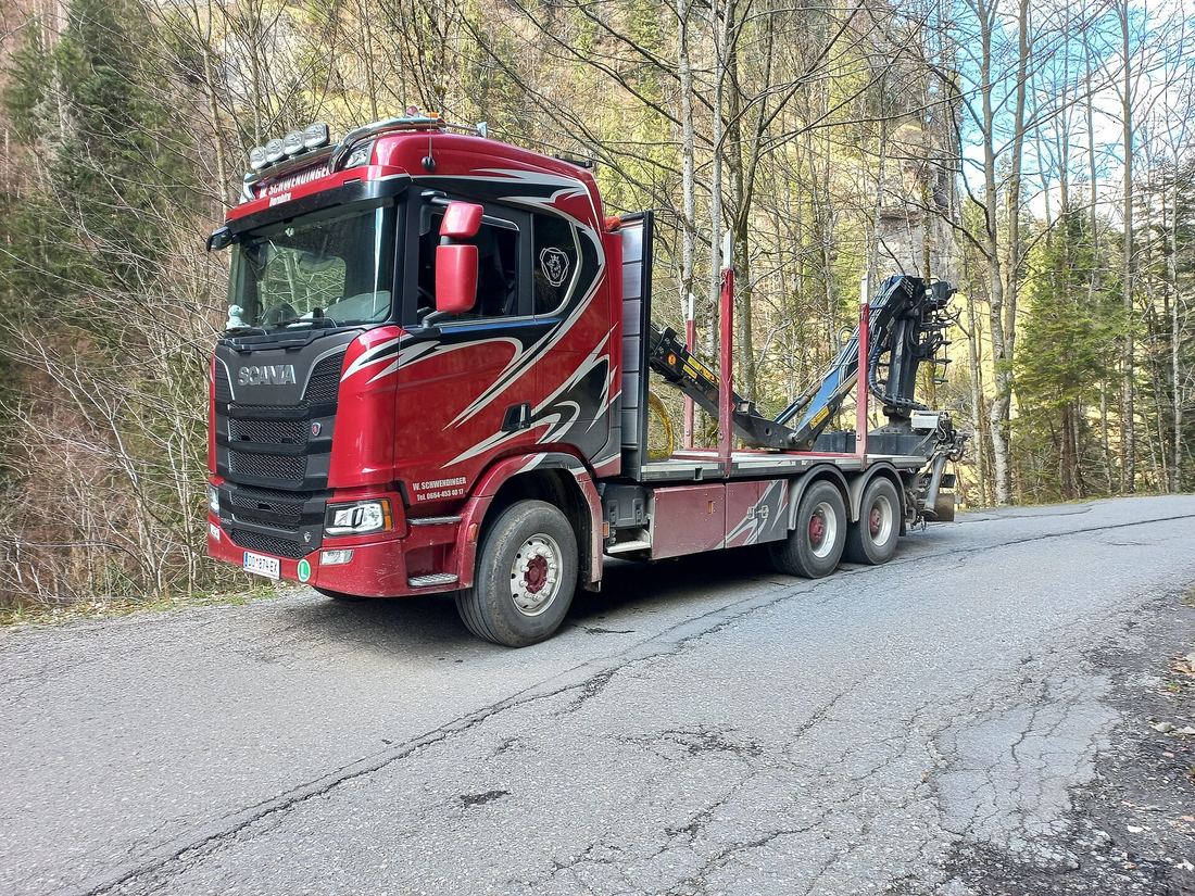 Modern Scania kranbil med lastbilskran för lyft i Åre