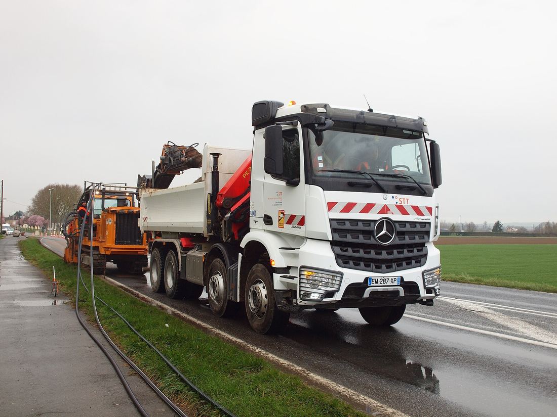 Kranbil (Mercedes-Benz Arocs) med Palfinger-kran vid bygg- och vägarbete i Åre